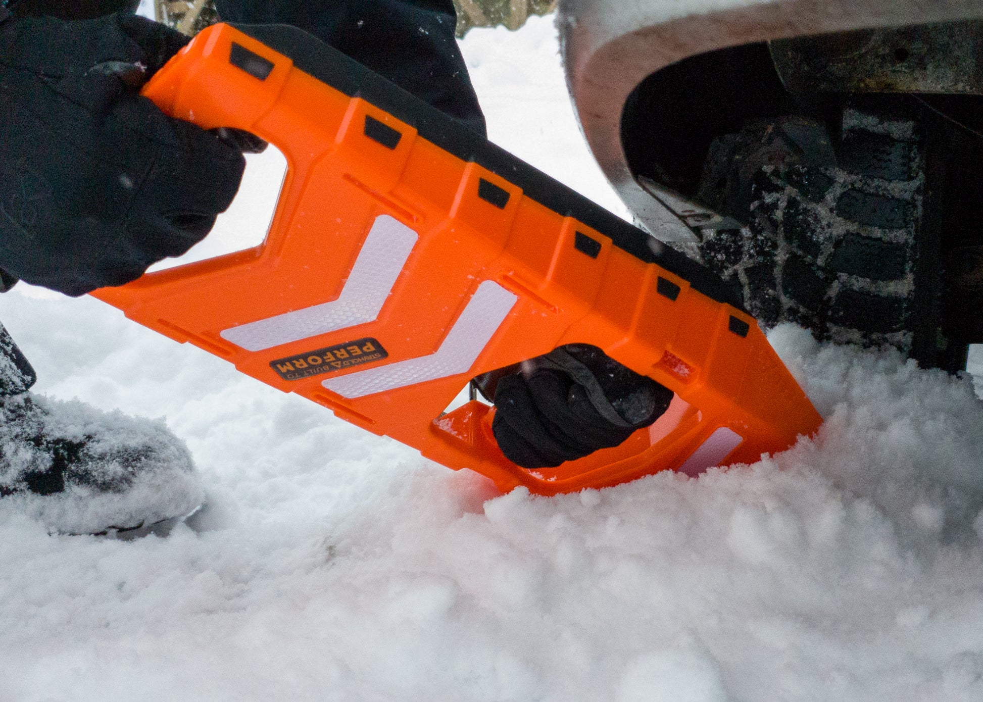 Stayhold Compact Safety Shovel freeing a car wheel